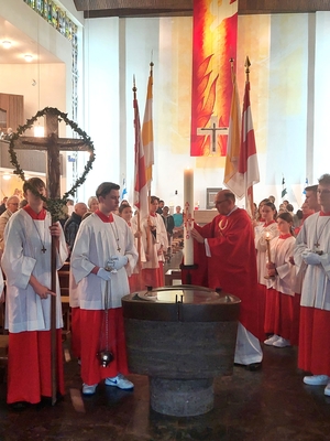 In Kesselstadt wird die Osterkerze feierlich aus dem Altarraum zum Taufstein gebracht, wo sie für die Zeit im Jahreskreis steht.